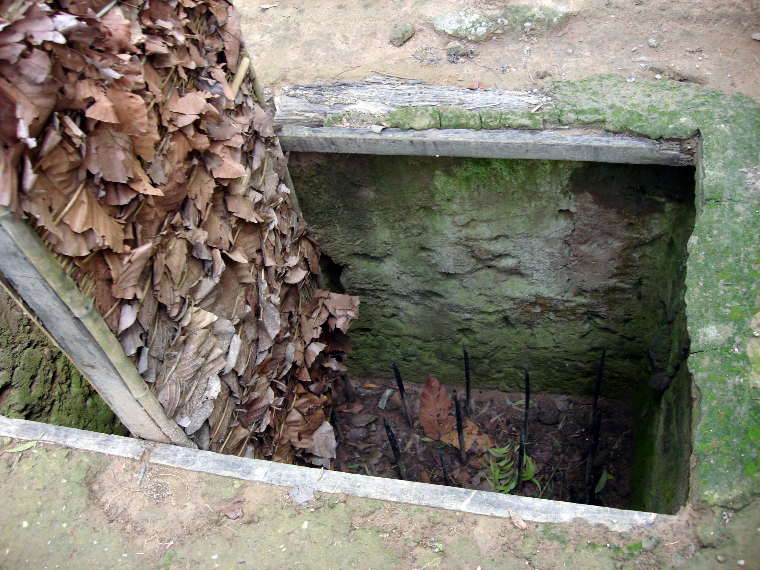 https://www.wearethemighty.com/uploads/2021/07/Lascar_A_booby_trap_with_bamboo_spikes_-_Cu_Chi_tunnels_4607992038-1-scaled.jpeg?auto=webp