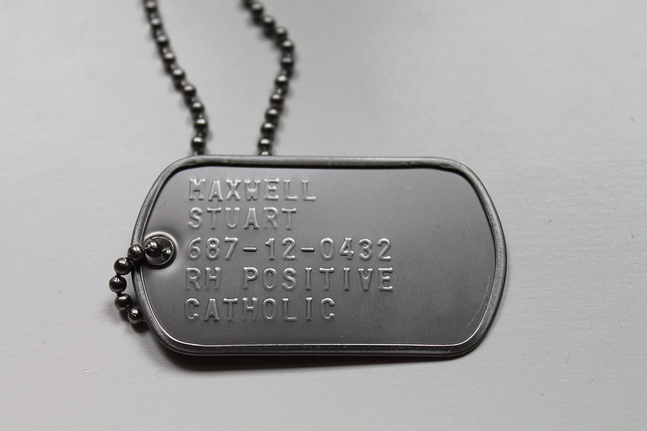 do navy men wear dog tags