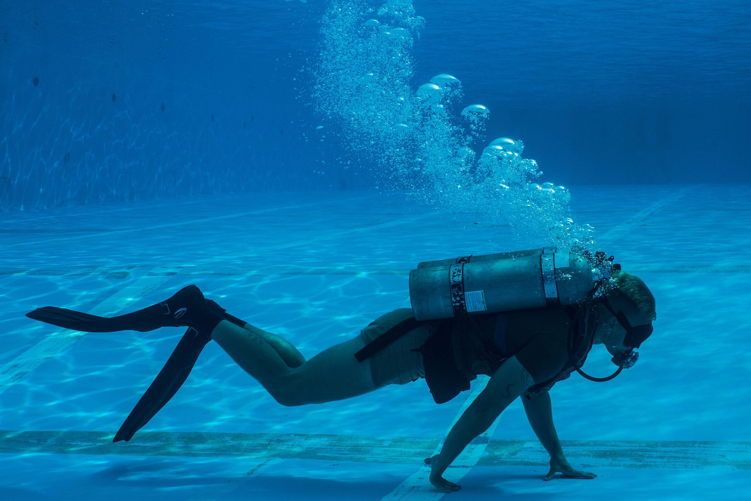 dive bubble marine in pool