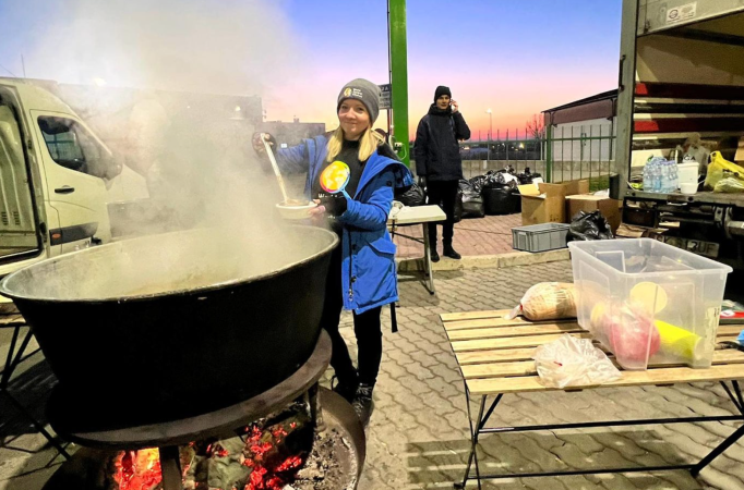 This Navy veteran turned chef is serving thousands of meals to Ukrainian refugees