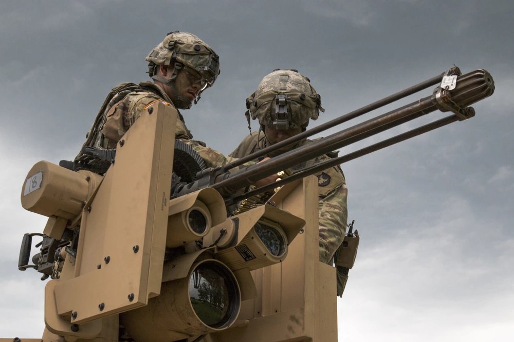 infantrymen with machine gun