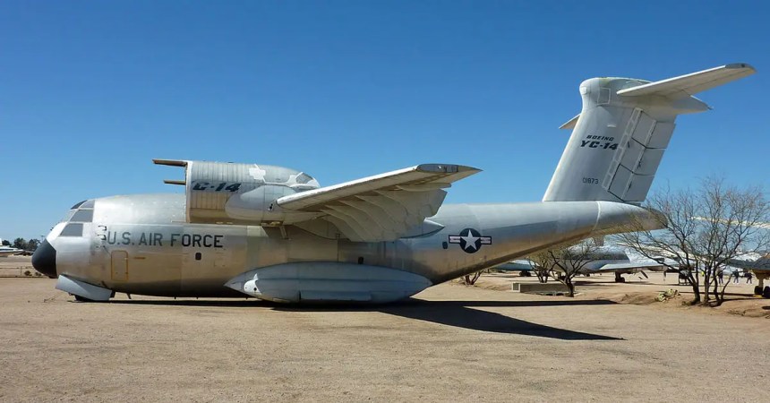 soviet transport plane copied this american aircraft.