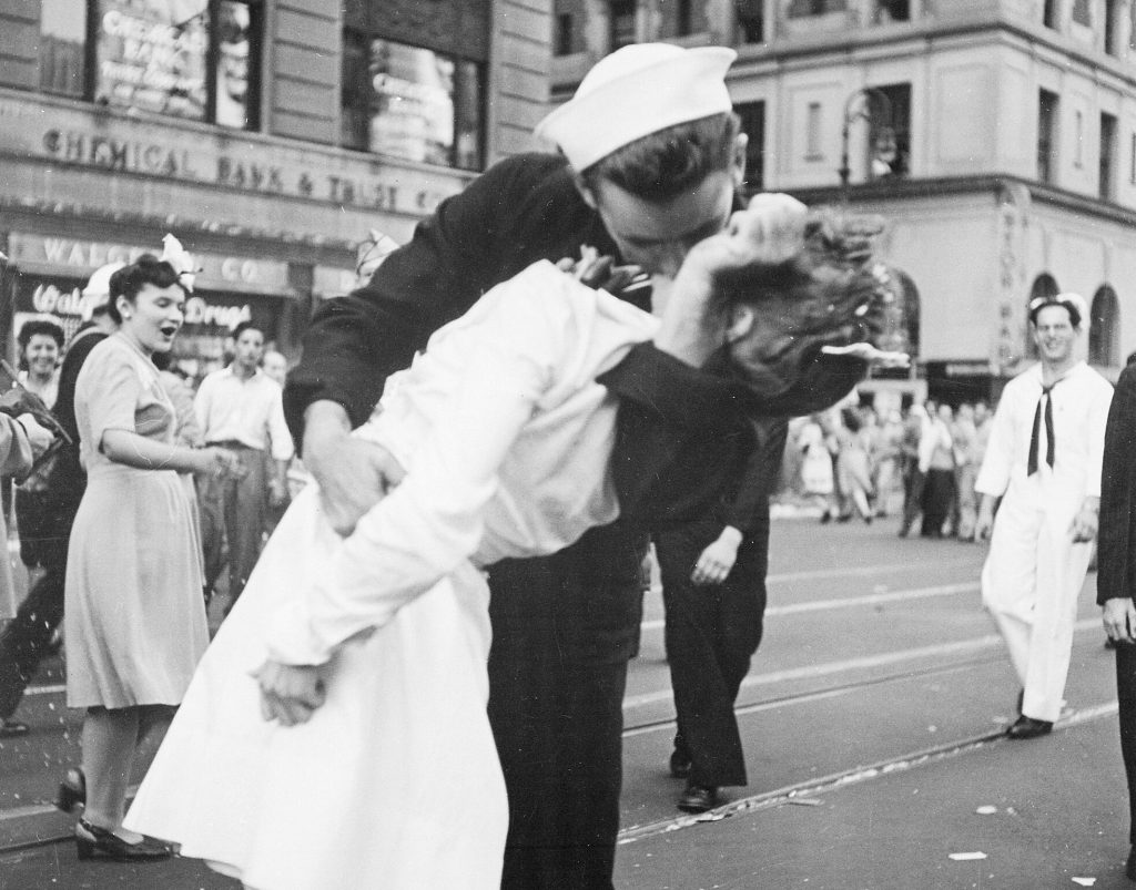 famous v-j day photo