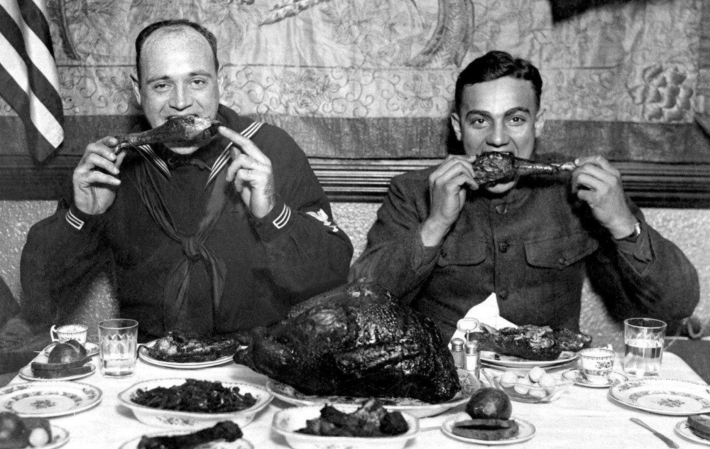 16 photos that show what Thanksgiving is like at war