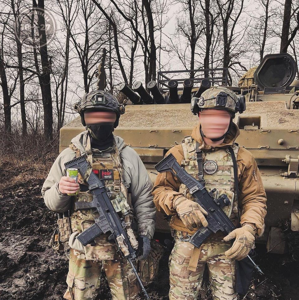 Ukraine Soldiers pose with CZ BREN 2