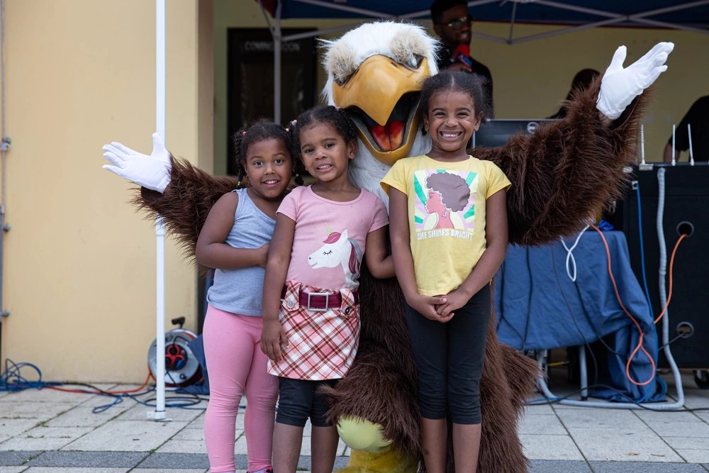 kids pose with an eagle