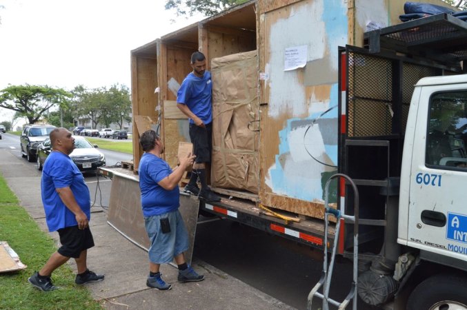 WHEELER ARMY AIRFIELD — Movers unpack 1st Lt. Kathryn Bailey's belongings, May 11, on Wheeler Army Airfield. Bailey, a Black Hawk pilot with the 25th CAB, 25th ID, PCSed to Wheeler from Fort Rucker, Alabama. (Photo by Karen A. Iwamoto, Oahu Publications)