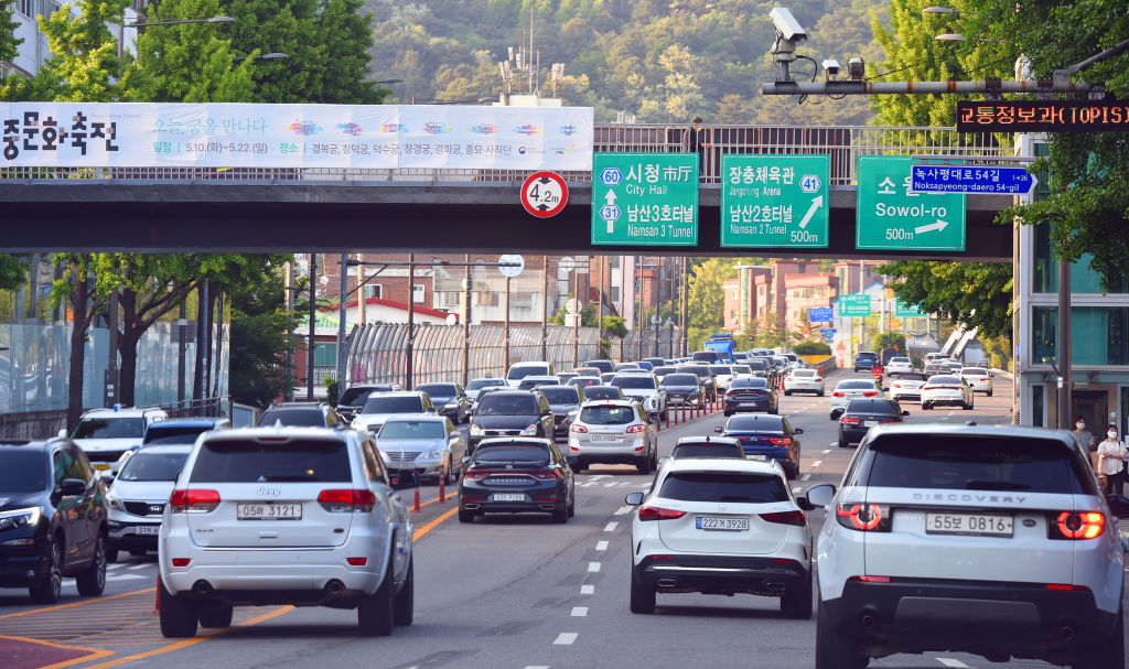 Busy 6 lane highway in Central Seoul, South Korea. (Photo by: Universal History Archive/Universal Images Group via Getty Images)