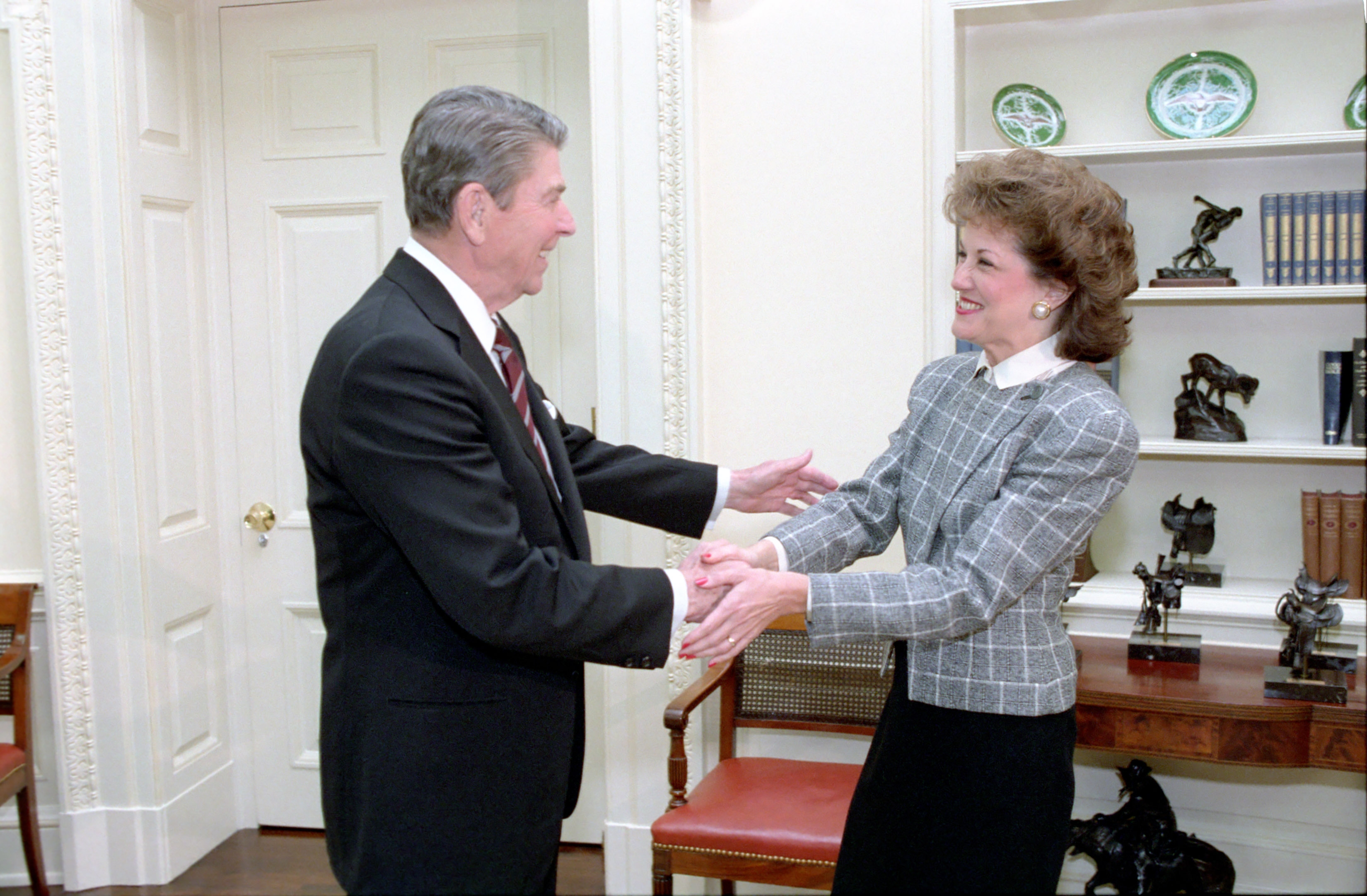 11/20/1986 Meeting to receive the first payment to the federal government associated with the Conrail sale with Elizabeth Dole in oval office