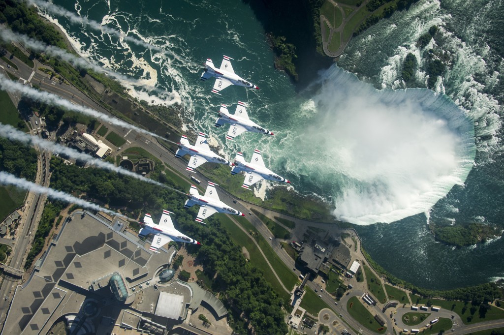 Stunning photos show Air Force Thunderbirds flying over Niagara Falls