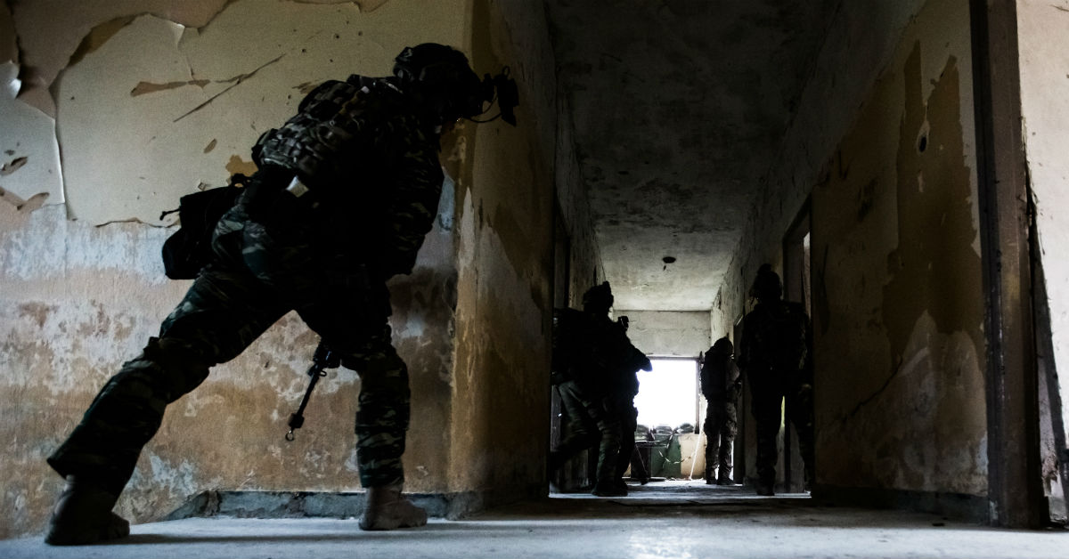 Here’s How US Navy SEALs Take Down A House