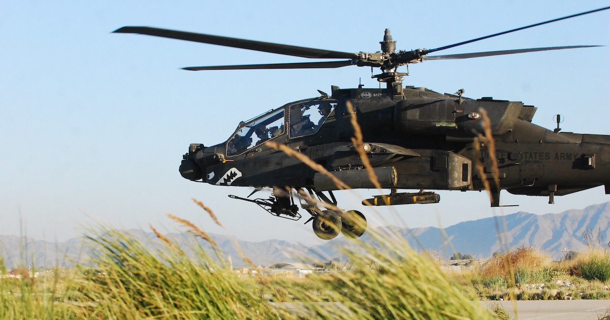 16 awesome photos of the Apache helicopter