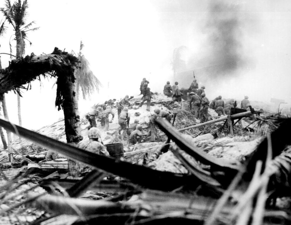 marines storming tarawa atoll