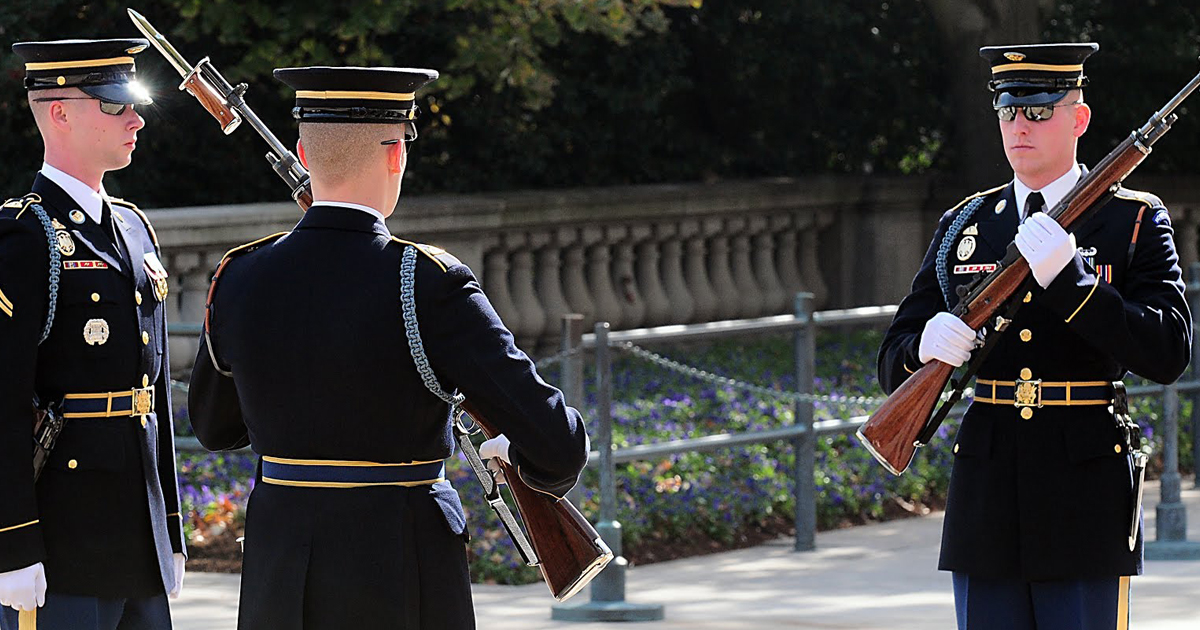 Watch this guard at the Tomb of the Unknowns get stabbed and carry on