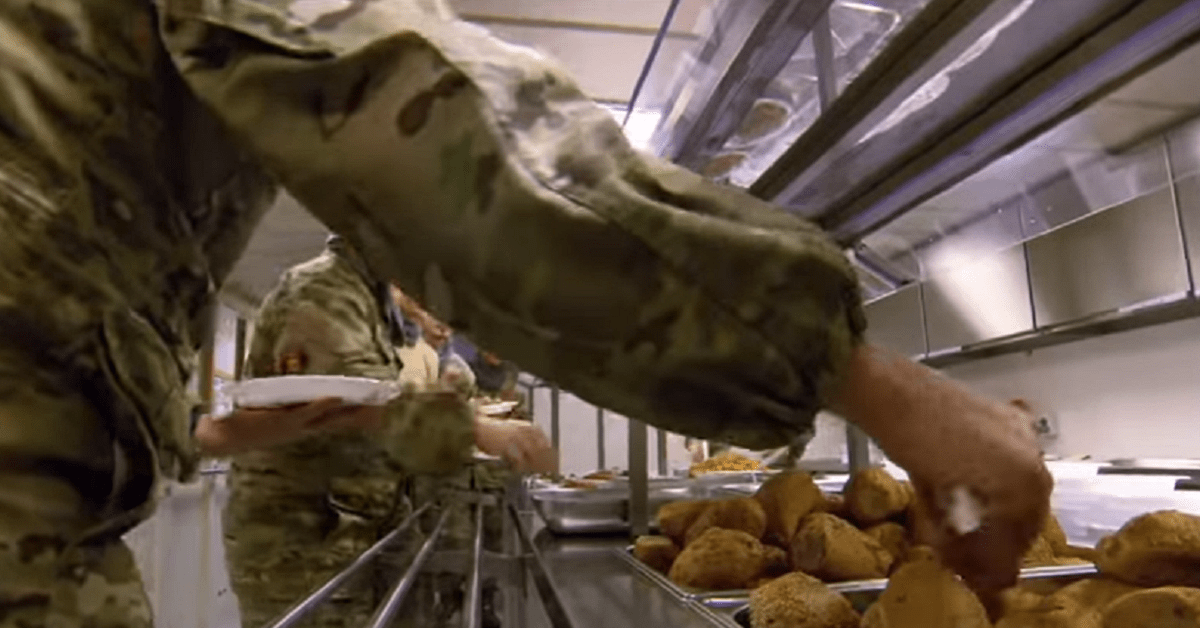 This is how a ship’s crew eats during combat