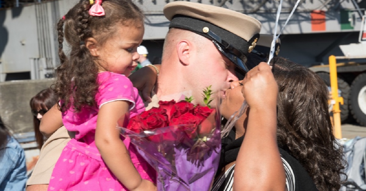 5 sweet ways troops have shown love to those waiting for them