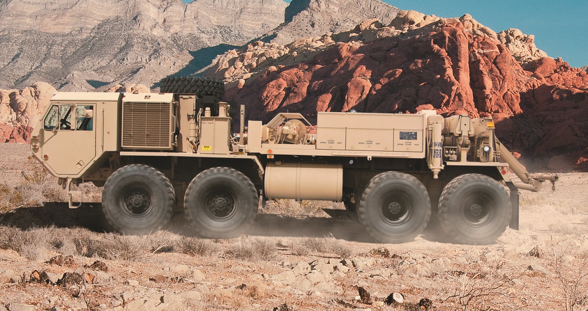 Watch how soldiers extract a tactical truck stuck in the mud