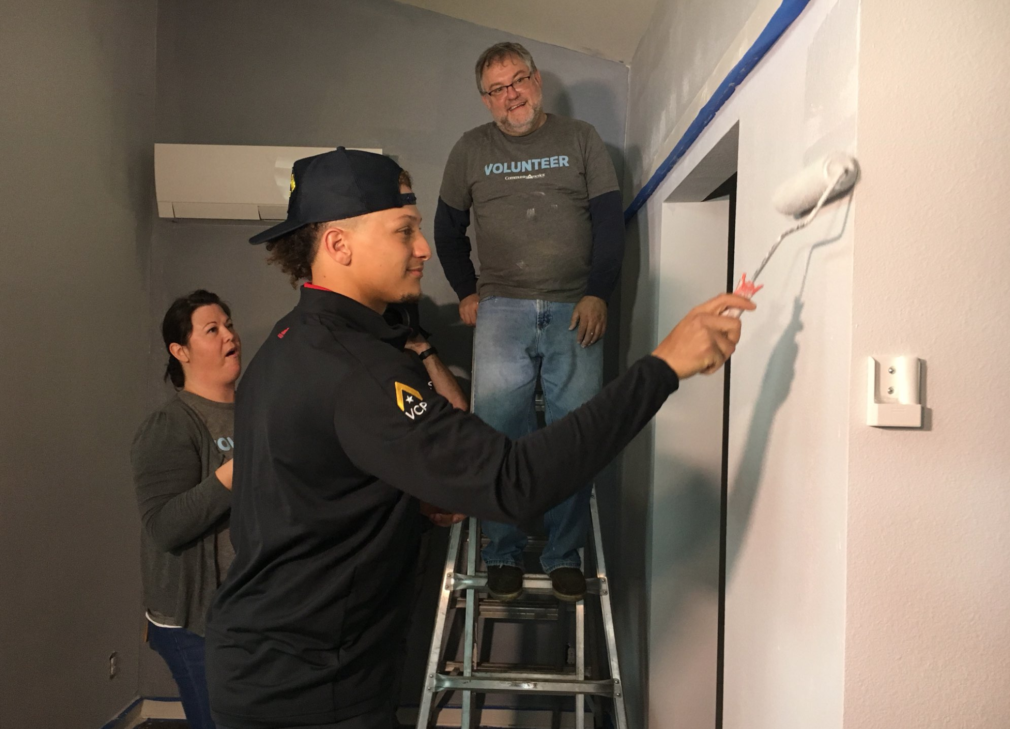 Quarterback Patrick Mahomes helping to build homes for veterans